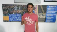 Pablo Schmid beserta sang istri akan menonton aksi Persib Bandung di Stadion Si Jalak Harupat saat menghadapi Pusamania Borneo FC, Sabtu (26/9/2015). (Bola.com/Tengku Sufiyanto)