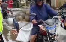 Viral Momen Polisi Bantu Pengendara Motor yang Bawa Durian, Interaksi Keduanya Bikin Ngakak
