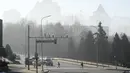 Pejalan kaki berjalan melalui penyeberangan di Almaty, Kazakhstan, Rabu (12/1/2022). Pihak berwenang Kazakhstan mengatakan mereka menahan 1.678 orang lagi dalam 24 jam terakhir atas dugaan partisipasi mereka dalam kerusuhan kekerasan yang mengguncang negara bekas Soviet itu. (AP Photo)