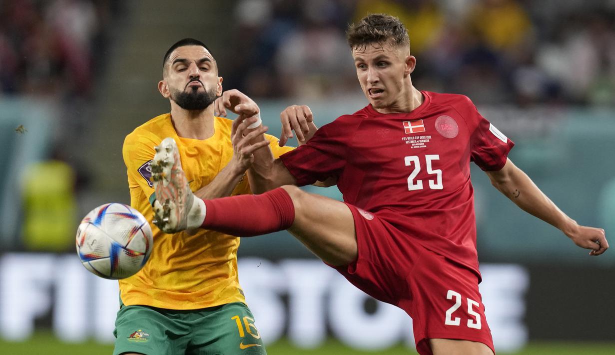 Memasuki menit-menit akhir, Timnas Denmark semakin gencar menekan pertahanan Australia demi bisa mencetak gol penyeimbang. Tetapi sampai pertandingan rampung, skor 1-0 untuk kemenangan Australia tetap bertahan. (AP/Thanassis Stavrakis)