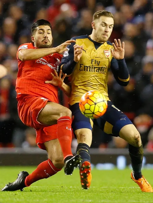 Gelandang Arsenal, Aaron Ramsey (kanan) berebut bola dengan gelandang Liverpool Emre Can pada lanjutan Liga Inggris di stadion Anfield, Inggris (14/1/2016). Liverpool bermain imbang dengan Arsenal dengan skor 3-3. (Reuters/Carl Recine)