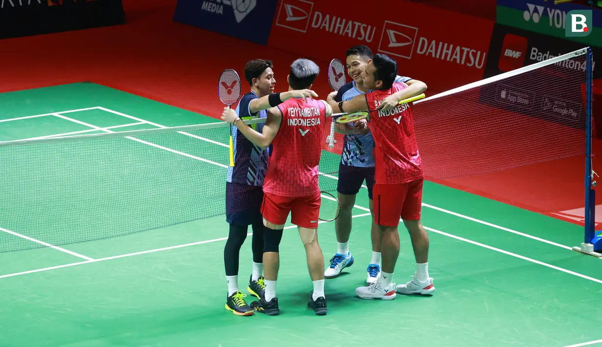 Di babak 16 besar, Mohammad Ahsan/Hendra Setiawan akan menjalani perang saudara dengan sesama wakil Indonesia, Leo Rolly Carnando/Daniel Marthin yang melangkah ke 16 besar setelah menghempaskan wakil Korea Selatan, Ko Sung-hyun/Shin Baek-cheol dengan dua game langsung 21-11, 21-16. (Bola.com/M Iqbal Ichsan)