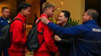 Ketua Umum Persatuan Sepak Bola Seluruh Indonesia (PSSI), Erick Thohir (kedua kanan) menyalami Hokky Caraka dan Muhammad Ferarri saat melepas pemain Timnas Indonesia yang akan terbang menuju Australia di Hotel Fairmont, Jakarta, pada Minggu (16/3/2025). (Foto: Dokumentasi PSSI)