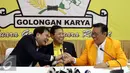 Ketum Partai Golkar Setya Novanto (tengah) di dampingi Ketum PPK Kosgoro Agung Laksono (kanan), Waketum PPK Kosgoro Aziz Syamsuddin (kiri) saat acara penandatanganan nota kesepakatan di Kantor DPP Golkar, Jakarta, Kamis (19/1). (Liputan6.com/JohanTallo)