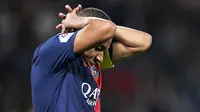 Reaksi kecewa pemain Paris Saint-Germain, Kylian Mbappe setelah kalah dari Nice pada laga lanjutan Ligue 1 2023/2024 di Parc des Princes, Paris, Prancis, Sabtu (16/09/2023). PSG kalah dengan skor 2-3. (AP Photo/Michel Euler)