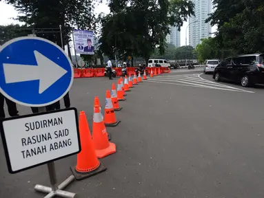 Kendaraan melintas saat uji coba sistem satu arah di kawasan Dukuh Bawah atau sekitar Landmark Setiabudi, Jakarta, Rabu (13/2). Dishub DKI menguji coba sistem satu arah (SSA) dari Sudirman ke Dukuh Bawah hingga 26 Februari 2019. (Merdeka.com/Imam Buhori)