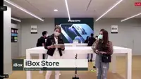 Pembeli pertama iPhone 12 Pro Max (kanan) di iBox Mall Kepala Gading 3 (Foto: Livestreaming Erajaya)