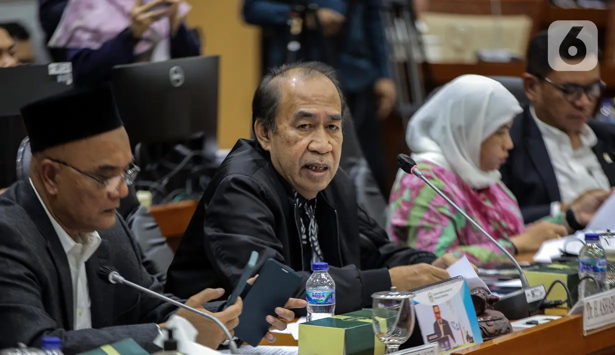 Ketua Komisi VIII DPR RI, Ashabul Kahfi (tengah) saat menggelar rapat Panja Haji dengan pihak pemerintah yang terdiri dari Kemenag, BPKH, dan pihak-pihak terkait lainnya di Kompleks Parlemen, Jakarta, Rabu (15/2/2023). Pemerintah dan DPR menyepakati ongkos naik haji (ONH) atau biaya haji 2023 sebesar Rp 49,81 juta. Adapun Biaya Penyelenggaraan Ibadah Haji (BPIH) disepakati sebesar Rp90 juta. Maka besaran biaya yang harus dibayarkan jamaah adalah 55,3 persen dari BPIH atau sebesar Rp49,8 juta. (Liputan6.com/Faizal Fanani)