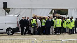 Pelayat membawa jenazah korban penembakan masjid untuk dimakamkan di Memorial Park Cemetery, Christchurch, Selandia Baru, Rabu (20/3). Kepolisian Selandia Baru telah memulangkan 21 jenazah korban penembakan masjid di Christchurch. (AP Photo/Mark Baker)