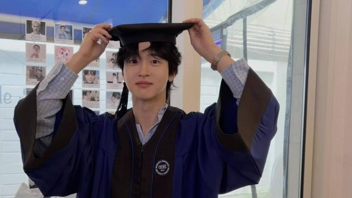 Jang Dong Yoon Lulus Kuliah Setelah 15 Tahun