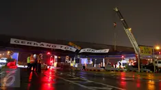 Petugas memperbaiki atap gardu tol yang ambruk di pintu Gardu Tol Cikunir 2, Bekasi, Minggu (14/2). Atap pintu gardu tol tersebut ambruk akibat diterjang hujan disertai angin kencang yang melanda wilayah Bekasi dan sekitarnya (Liputan6.com/Gempur M Surya)