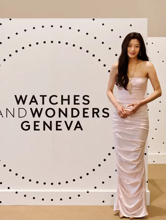 Pada ajang bergengsi yang menjadi sorotan dunia horologi tersebut, Gianna Jun memamerkan gaya elegan nan modern dengan mengenakan koleksi High Jewellery terbaru Piaget, Sixtie Swinging Sautoir, sebuah mahakarya yang menggabungkan keindahan emas, kilau berlian, dan keanggunan opal putih. [Dok/Time International].