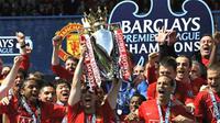 Manchester United team celebrate with the English Premier League trophy after drawing 0-0 with Arsenal at Old Trafford, on May 16, 2009.The club's third title in a row equals Liverpool's record of 18 League championships. AFP PHOTO/ADRIAN DENNIS