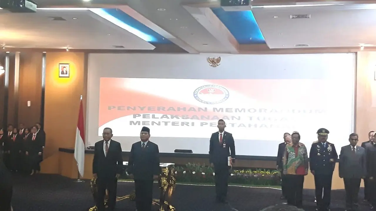 Serah terima jabatan Menteri Pertahanan Ryamizard Ryacudu ke Prabowo Subianto, Kamis (24/10/2019). (Liputan6.com/Muhammad Radityo Priyasmoro)