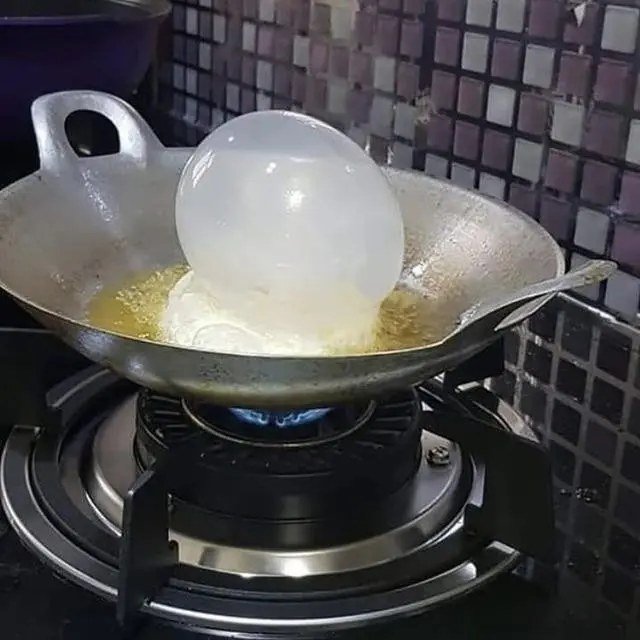 6 Potret Telur Mata Sapi Terendam Minyak Ini Bikin Senyum Kecut