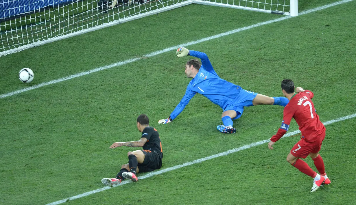 Gol ke-4 dan ke-5 Cristiano Ronaldo dicetak pada laga terakhir grup B Euro 2012 melawan Belanda di Metalist Stadium, Ukraina (17/6/2012). Gol terjadi di menit ke-28 dan 74 yang membawa Portugal unggul 2-1. Hasil akhir Portugal menang 2-1. (Foto: AFP/Sergei Supinsky)