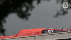 Petugas mengecek kereta ringan lintas rel terpadu (LRT) Jabodebek yang mengalami kecelakaan di jalur lintas LRT Cibubur, Jakarta Timur, Senin (25/10/2021). Dua kereta LRT tersebut sedang uji coba saat tabrakan terjadi sehingga gerbong kosong. (Liputan6.com/Herman Zakharia)