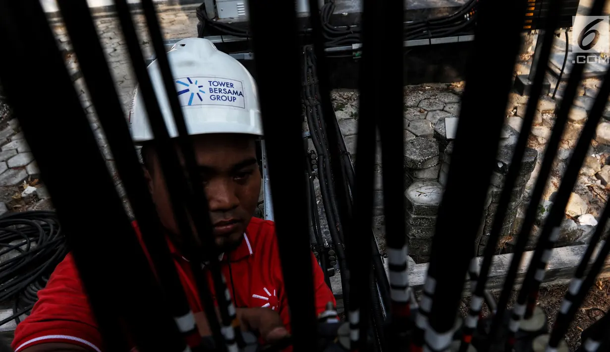 Petugas PT Tower Bersama Infrastructure Tbk (TBIG) melakukan perawatan rutin tower di Kepulauan Seribu, Rabu, 18/9/2019). PT TBIG memiliki 26.713 penyewaan dan 15.344 site telekomunikasi tersebar di seluruh indonesia, ditargetkan akan menambah 3000 penyewaan di tahun 2019. (Liputan6.com/Johan Tallo)
