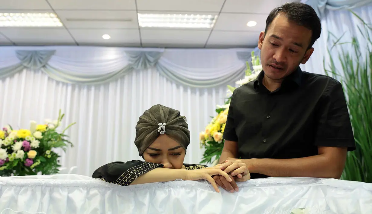 Saat itu, Jupe tidak memperdulikan kondisi tubuh yang tidak fit. Pelantun lagu Aku Ra Popo itu meninggalkan Rumah Sakit tempat dirawat dengan kursi roda untuk memberikan semangat dan dukungan pada sahabatnya yang sedang berduka. (Deki Prayoga/Bintang.com)