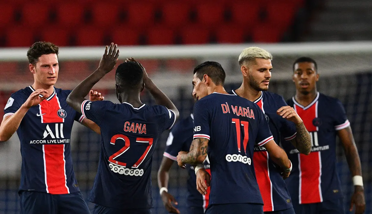 Pemain PSG merayakan kemenangan atas Metz pada laga Liga Prancis di Stadion Parc des Princes, Paris, Kamis (17/9/2020) dini hari WIB. PSG menang 1-0 atas Metz. (AFP/Frankc Fife)