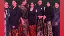 Di momen tersebut, Natasha Rizky juga berfoto dengan para selebriti lainnya yang hadir.
