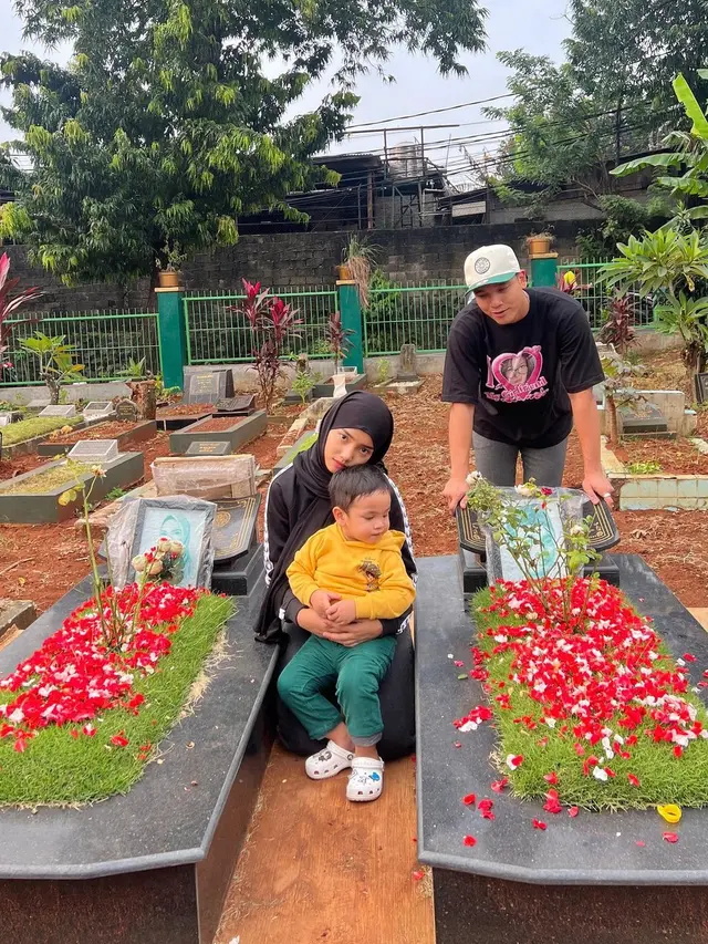Ulang Tahun ke-20 Fuji Ziarah ke Makam Vanessa Angel dan Bibi Andriansyah, Kenang Kebiasaan Mendiang yang Selalu Beri Kejutan