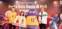 Joe Raimundus, Co-Founder Aplikasi AYO, Caroline Kurniadjaja, Associate Director of Marketing
McDonald’s Indonesia, dan Roy Nugroho, Director of ID Commercial Grab Indonesia, dalam peluncuran
kampanye “FIFA World Cup Goes to McDonald’s” di Jakarta. (Foto/dok: McDonald’s Indonesia)