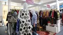 Koleksi batik dan tenun penuh warna yang memadukan motif tradisional Nusantara dengan sentuhan desain modern yang elegan. (foto: Fimela.dok)