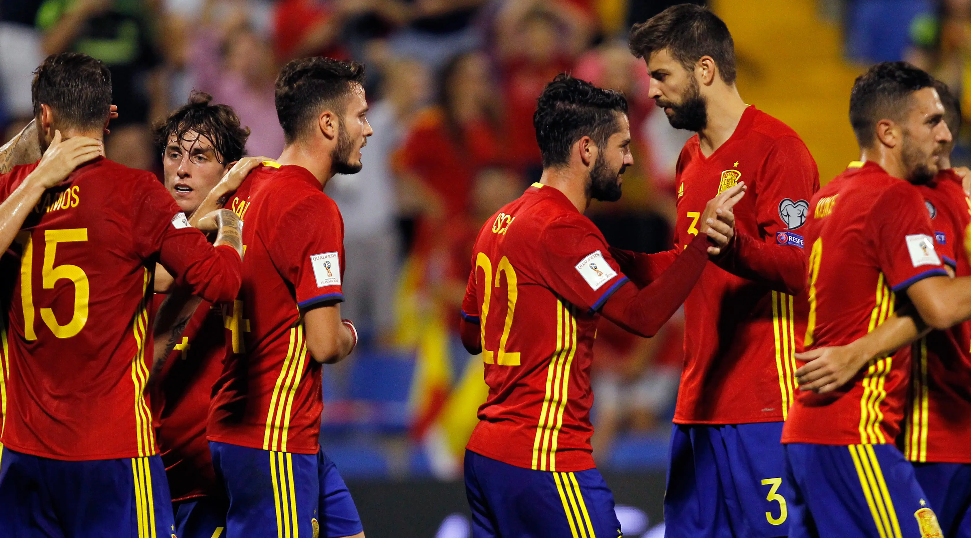 Pemain timnas Spanyol, Isco merayakan gol dengan Gerard Pique usai membobol gawang Albania dalam laga Grup G Kualifikasi Piala Dunia 2018 di Stadion Jose Rico Perez, Jumat (6/10). Satu gol Isco mewarnai kemenangan Spanyol 3-0. (AP/Alberto Saiz)