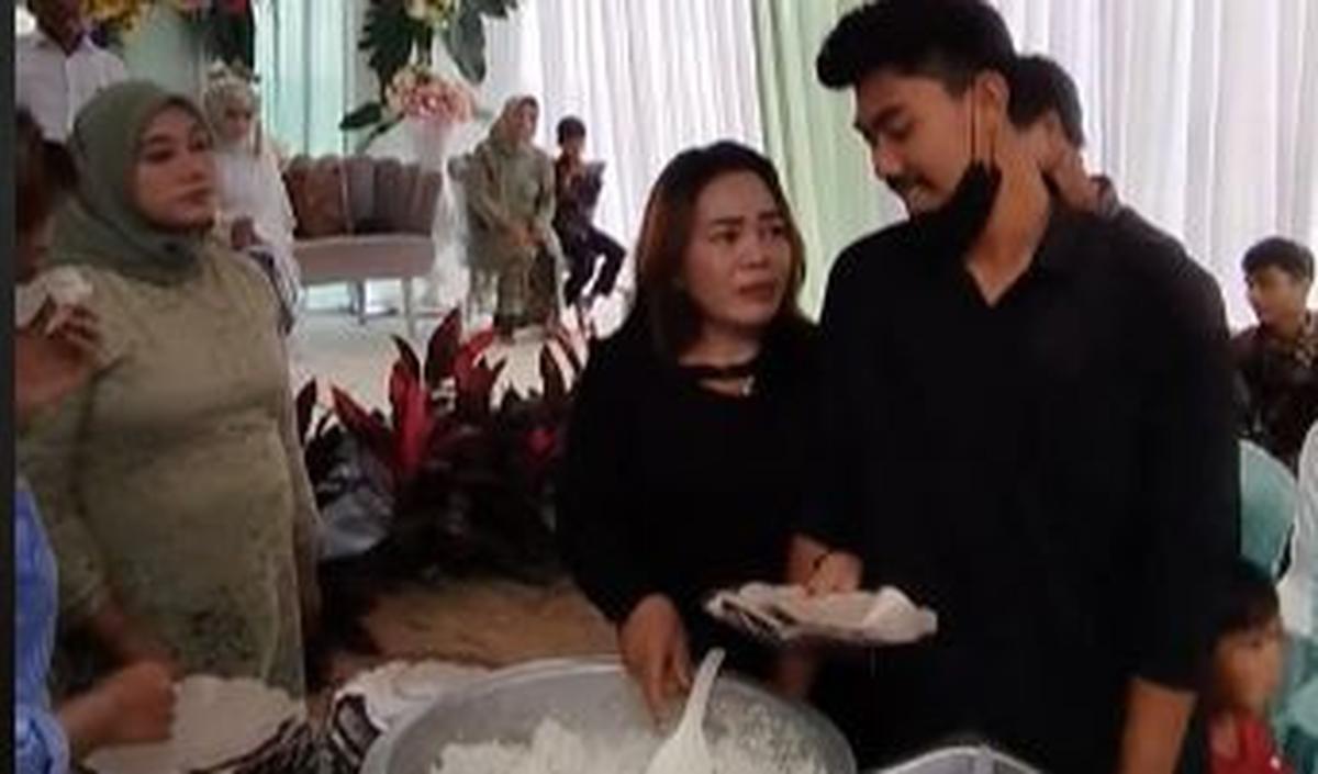 Melansir dari video akun Tiktok @airawan182, Dika nampak menghadiri resepsi pernikahan mantan kekasihnya dengan pria lain.&nbsp;<br>