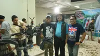 Pidi Baiq bersama dengan kru film Koboy Kampus
