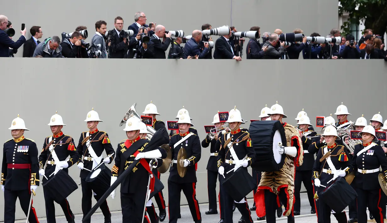 Anggota marching band militer di luar Westminster Abbey pada hari pemakaman Ratu Elizabeth II, London, Inggris, Senin (19/9/2022). Ada ratusan sukarelawan marshal dan anggota angkatan bersenjata yang bertindak sebagai penjaga di sepanjang rute prosesi pemakaman kenegaraan. (Hannah Mckay/Pool Photo via AP)