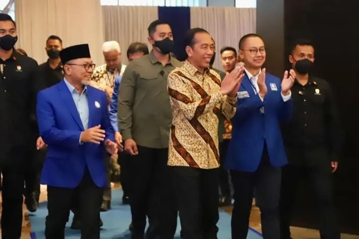 Presiden Joko Widodo atau Jokowi (Tengah), Ketua Umum PAN Zulkifli Hasan (Kiri), dan Sekjen PAN Eddy Soeparno (Kanan).