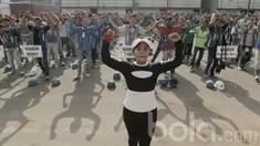 Sejumlah pekerja mengikuti senam sebelum bekerja di proyek renovasi Stadion Utama Gelora Bung Karno (SUGBK), Senayan, Jakarta, Jumat (17/03/2017). Senam tersebut untuk meningkatkan kebugaran dan semangat pekerja. (Bola.com/M Iqbal Ichsan)