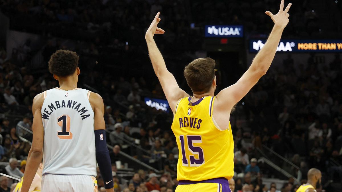 NBA 2024/2025: LeBron James Bikin Triple Double, Los Angeles Lakers Tumbangkan San Antonio Spurs 119-101