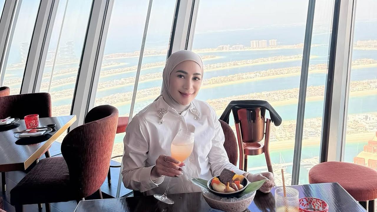 6 Potret Erin Taulany Nikmati Liburan di Dubai, Naik Jet Car - Makan di Ketinggian