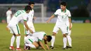 Para pemain Timnas Indonesia U-19 merayakan gol yang dicetak Feby Eka Putra ke gawang Filipina U-19 pada laga Piala AFF U-18 di Stadion Thuwunna, Myanmar, Kamis (7/9/2017). Feby Eka Putra telah mencetak 3 gol. (Liputan6.com/Yoppy Renato)