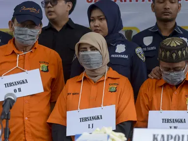Tiga tersangka kasus penyuntikan stem cell oleh dokter klinik yang tidak sesuai standar kententuan dihadirkan saat rilis di Polda Metro Jaya, Jakarta Selatan, Kamis (16/1/2020). Polisi berhasil mengungkap kasus tersebut serta  mengamankan barang bukti dan tiga tersangka.  (merdeka.com/Imam Buhori)