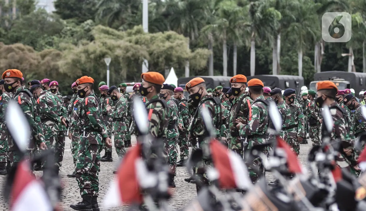 Personel TNI berbaris saat mengikuti apel Operasi Lilin Jaya 2020 di Lapangan Silang Monas, Jakarta, Senin (21/12/2020). Operasi Lilin Jaya 2020 melibatkan personel TNI, Polisi, Dishub, Satpol PP, Damkar, dan tenaga medis Covid-19. (merdeka.com/Iqbal S. Nugroho)