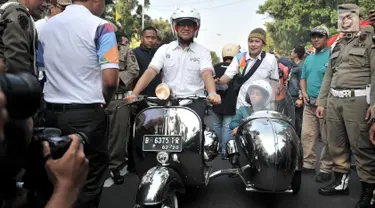 Gubernur DKI Jakarta Anies Baswedan mengendarai Vespa saat mengikuti konvoi Jakarta Karnaval (Jakarnaval) 2018 di Jalan Medan Merdeka Selatan, Jakarta, Minggu (8/7). Karnaval digelar dalam rangka HUT ke-491 DKI Jakarta. (Merdeka.com/Iqbal S Nugroho)