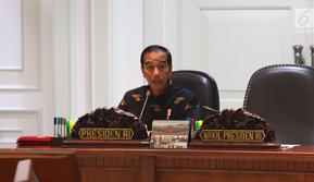 Presiden Joko Widodo atau Jokowi memimpin rapat terbatas (ratas) di Kantor Presiden, Jakarta, Rabu (7/11). Jokowi miminta pemenuhan perumahan bagi ASN, TNI, dan Polri diperhatikan juga aksesbilitas ke tempat kerja. (Liputan6.com/Angga Yuniar)