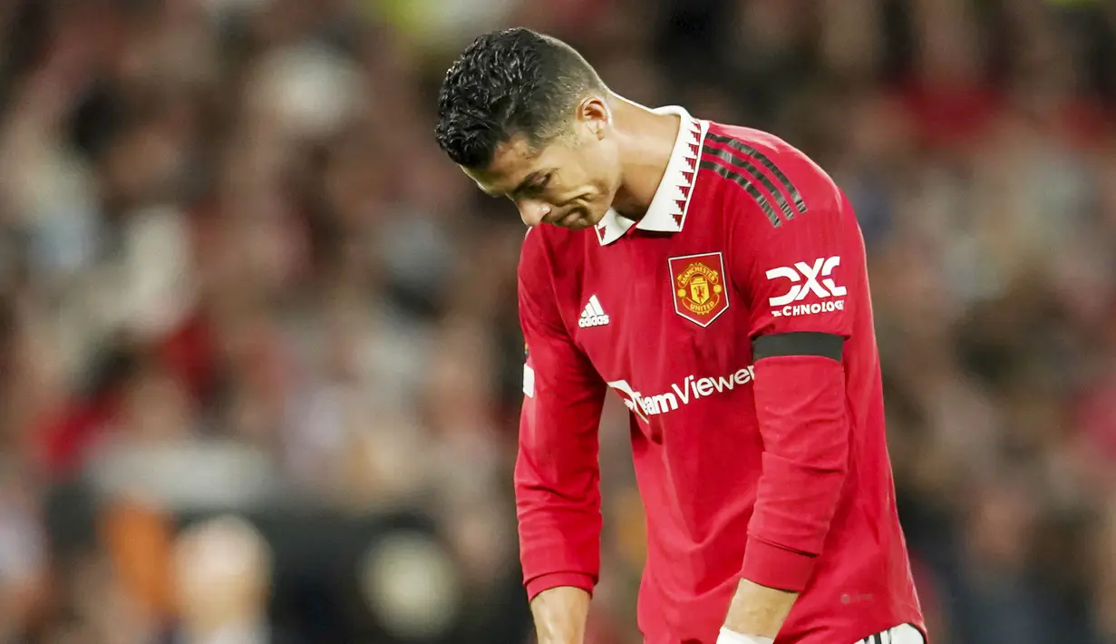 Pemain Manchester United, Cristiano Ronaldo, tertunduk lesu usai ditaklukkan Real Sociedad pada laga Liga Europa di Stadion Old Trafford, Jumat (9/9/2022). (AP/Dave Thompson)