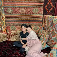 Cantiknya Ayu Ting Ting dalam balutan gamis pink. Gamis ini memiliki detail bordir di bagian atas dan bagian rok yang polos. [Foto: Instagram/ayutingting92]