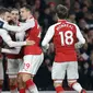 Pemain Arsenal merayakan golnya saat melawan Everton dalam pertandingan Liga Inggris di Stadion Emirates, London (3/2). Dalam pertandingan ini Aaron Ramsey berhasil hattrick dan Aubameyang mencetak gol debut. (AP Photo / Alastair Grant)