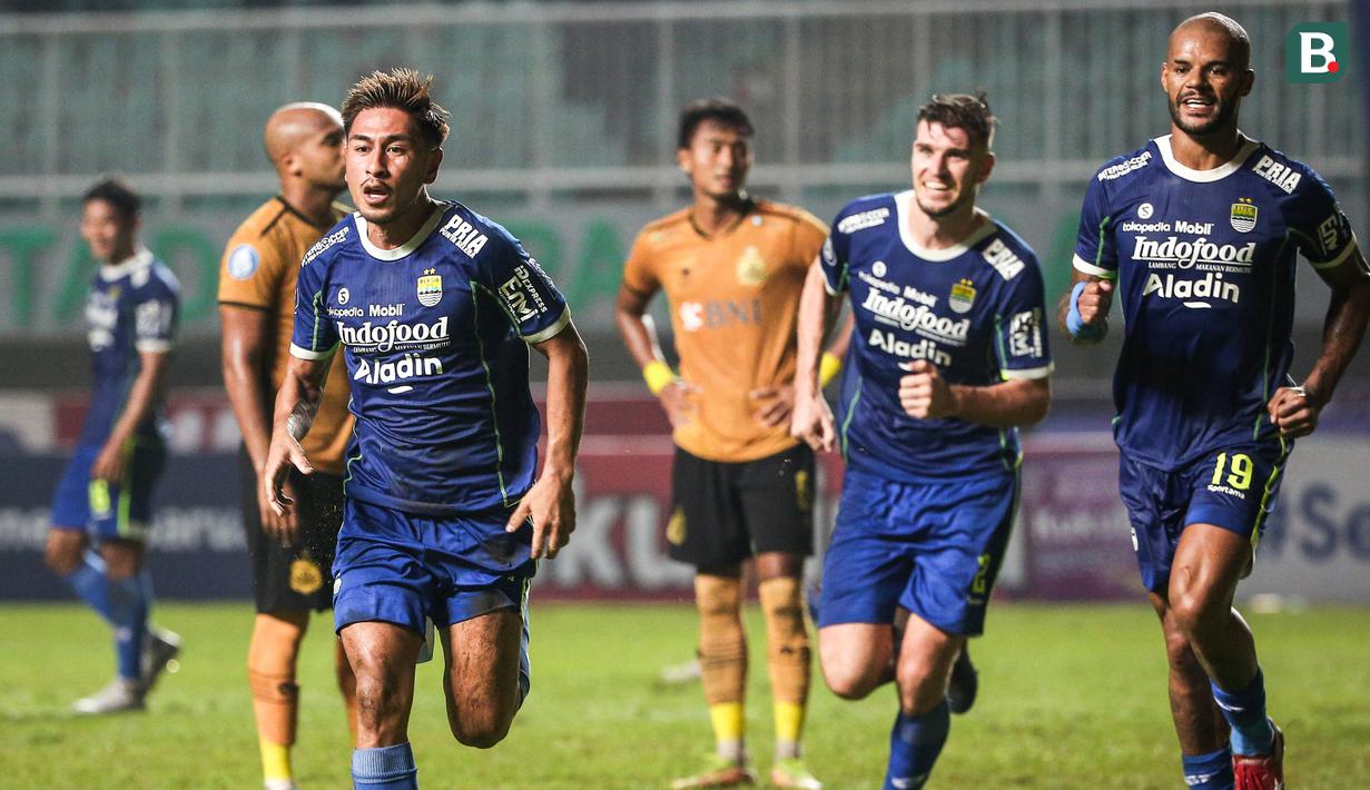 <p>Pemain Persib Bandung, Daisuke Sato (kiri) melakukan selebrasi setelah mencetak gol pertama timnya ke gawang Bhayangkara FC pada laga lanjutan BRI Liga 1 2022/2023 antara Persib Bandung melawan Bhayangkara FC di Stadion Pakansari, Bogor, Jumat (24/03/2023). (Bola.com/Bagaskara Lazuardi)</p>