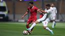 Gelandang Timnas Indonesia, Marselino Ferdinan (kiri) berebut bola dengan bek Timnas Iran, Milad Mohammadi pada laga uji coba terakhir menjelang Piala Asia 2023 di Al Rayyan Training Ground, Qatar, Selasa (9/1/2023) malam WIB. Timnas Indonesia kalah 0-5 dari Timnas Iran. (Dok. PSSI)
