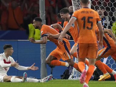 Timnas Belanda mengamankan satu tiket terakhir ke babak semifinal Euro 2024 usai mengalahkan Turki 2-1 pada laga perempatfinal di Olympiastadion, Berlin, Jerman, Minggu (7/7/2024) dini hari WIB. Tim Oranye yang sempat tertinggal sejak menit ke-35 melalui gol Samet Akaydin berhasil combeack dengan mencetak dua gol dalam rentang 6 menit di babak kedua melalui Stefan de Vrij (70') dan gol bunuh diri Mert Muldur (76'). Cody Gakpo dkk akan menghadapi Inggris di babak semifinal (10/7/2024). (AP Photo/Ariel Schalit)
