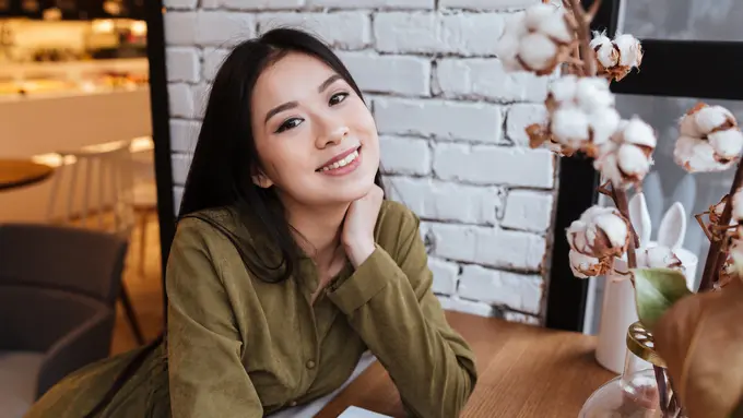dewasa tersenyum tenang sabar