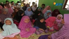 Qoyimah yang berusia 56 tahun sehari-hari bekerja mencari barang bekas untuk dijual kembali.