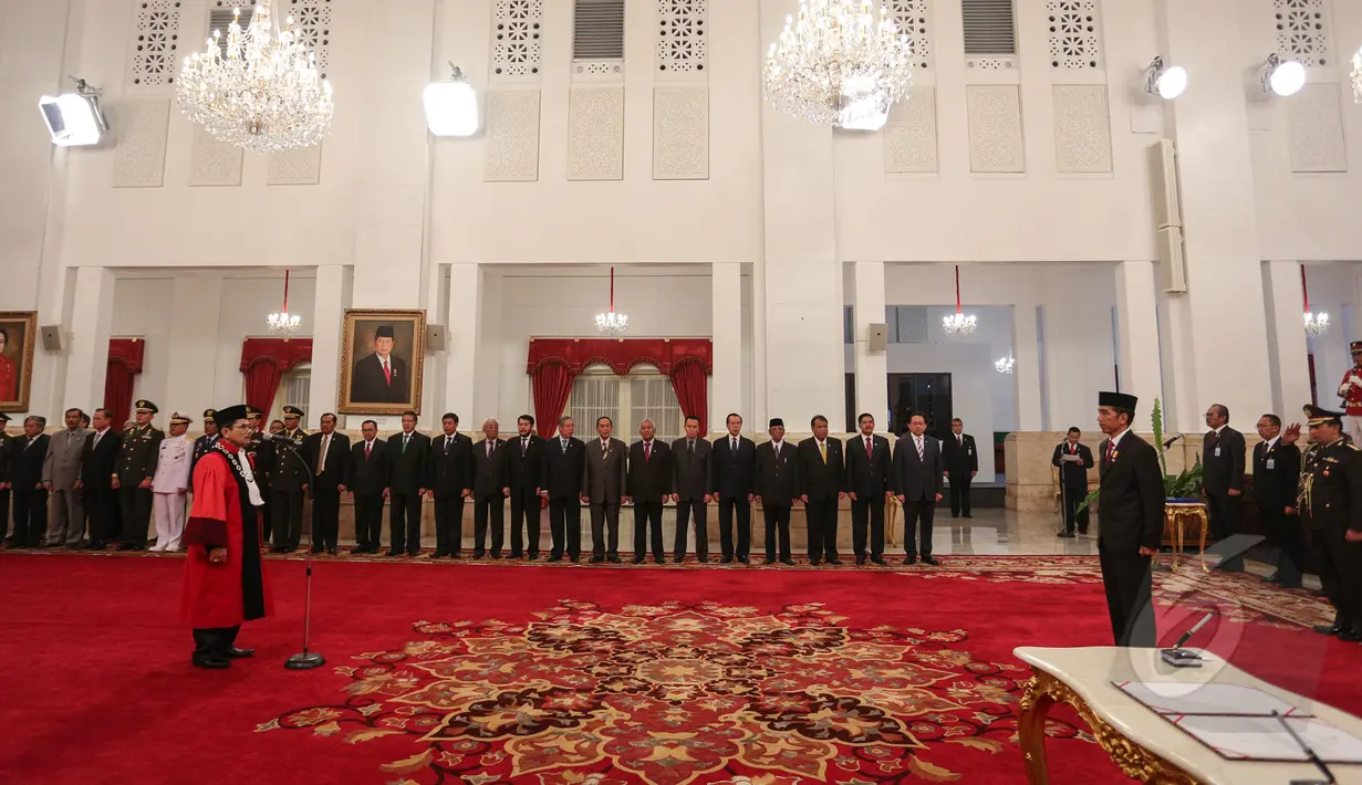 Suasana pelantikan Manahan Malontige Pardamean Sitompul sebagai Hakim Konstitusi di Istana Negara, Jakarta, Selasa (28/4/2015). (Liputan6.com/ Faizal Fanani)